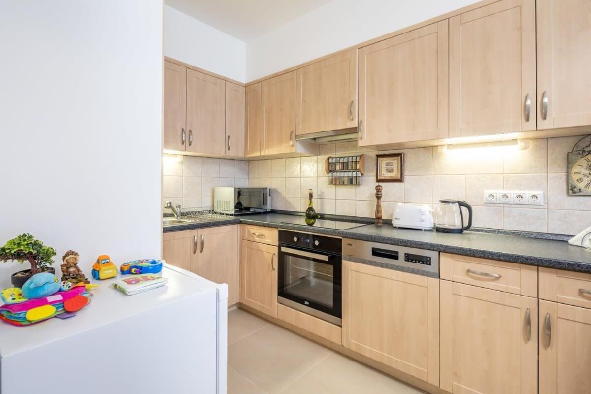 Homey With Ac And Balcony Apartamento