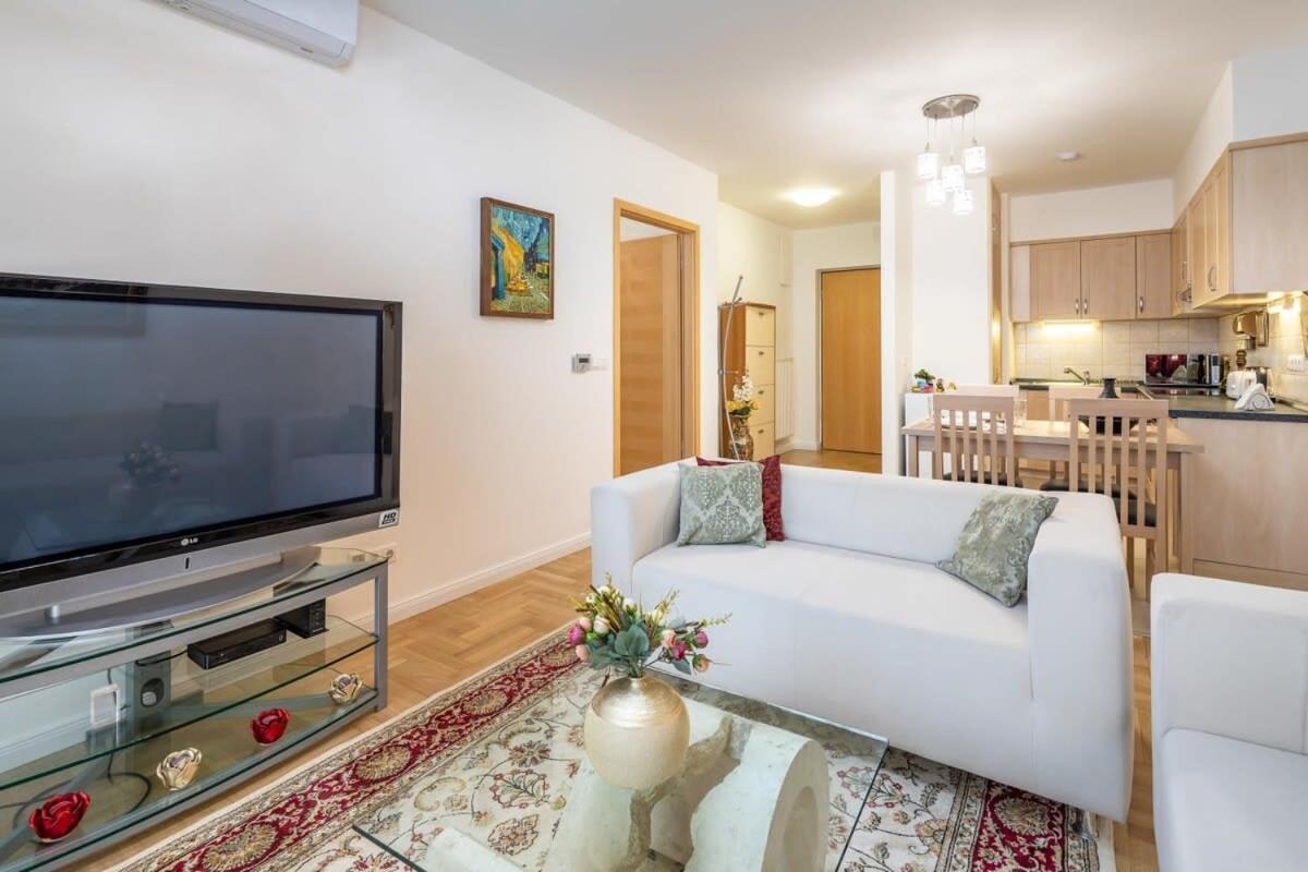 Homey With Ac And Balcony Boedapest
