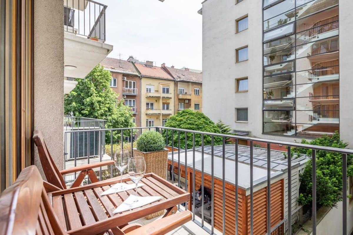 Homey With Ac And Balcony Apartamento